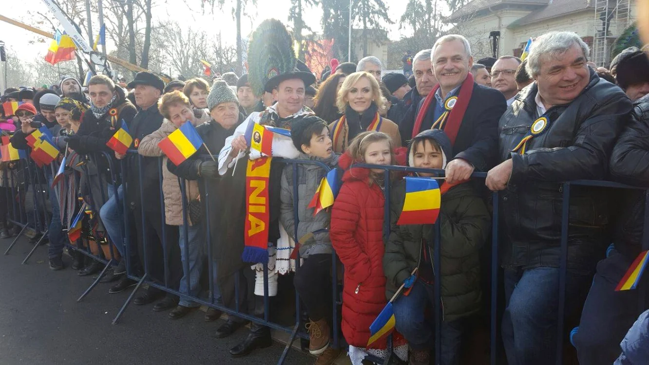 Liviu Dragnea, Călin Popescu Tăriceanu şi Gabriela Firea, au privit defilarea din spatele gardului