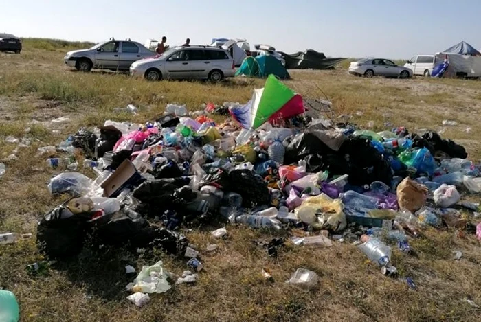 Gunoaie pe plajele sălbatice FOTO: ARBDD