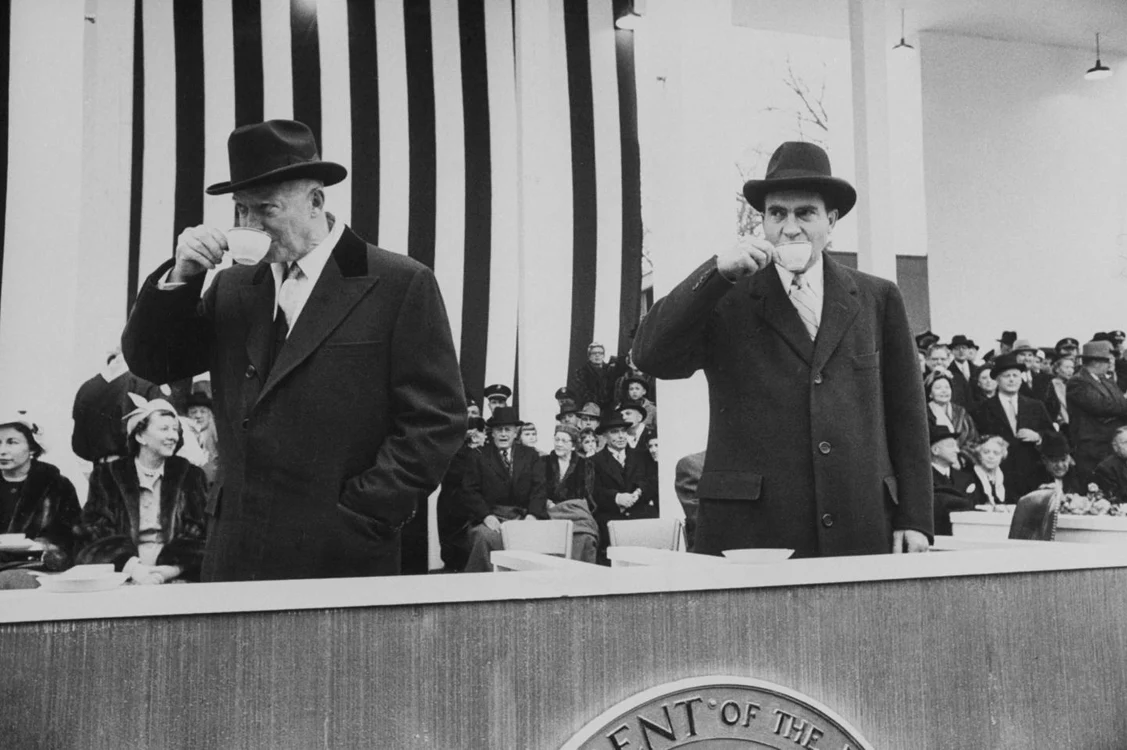 Preşedintele Dwight Eisenhower (stânga) şi vice-preşedintele,  Richard Nixon,  beau un ceai la cea de-a doua învestire. 21 ianuarie 1957