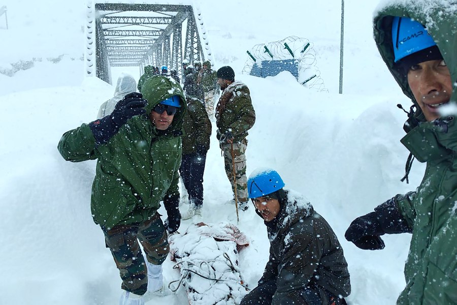 Au supraviețuit 60 de ore sub zăpadă: zeci de oameni salvați după o avalanșă în Himalaya
