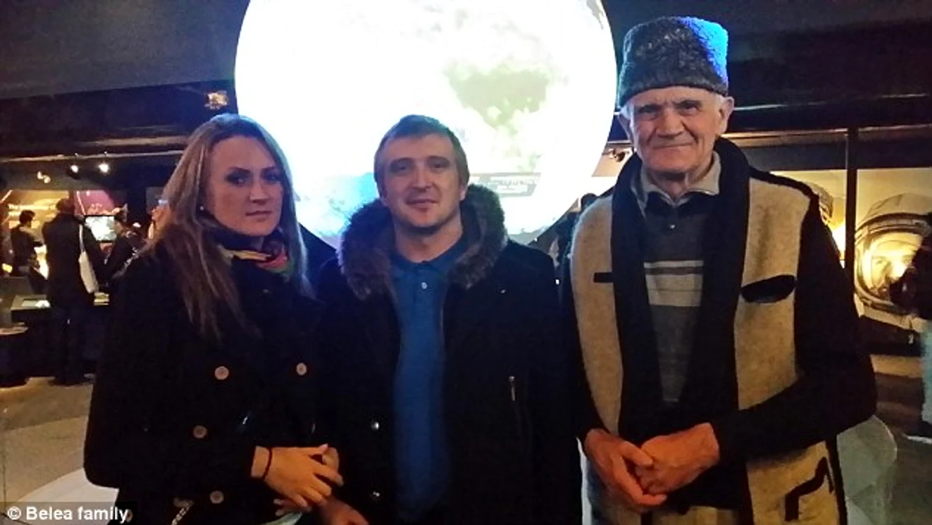 
    Alina, Ciprian şi Vasile Belea, într-o fotografie pe care şi-au făcut-o la Londra  
