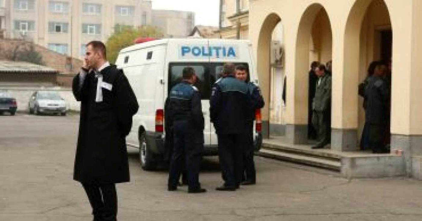 Magistraţii i-au condamnat pe cei trei tineri pentru trafic de droguri de mare risc