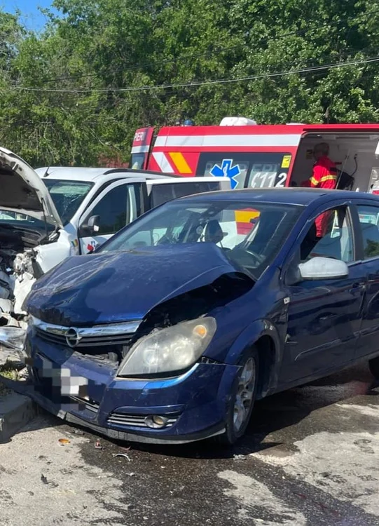 Ambele autovehicule implicate au fost avariate, opt persoane fiind rănite FOTO: IPJ Dolj