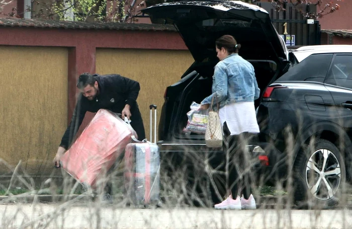 Marius Elisei le-a aşteptat la aeroport pe Oana Roman şi pe fiica lor, care s-au întors recent din vacanţa din Egipt