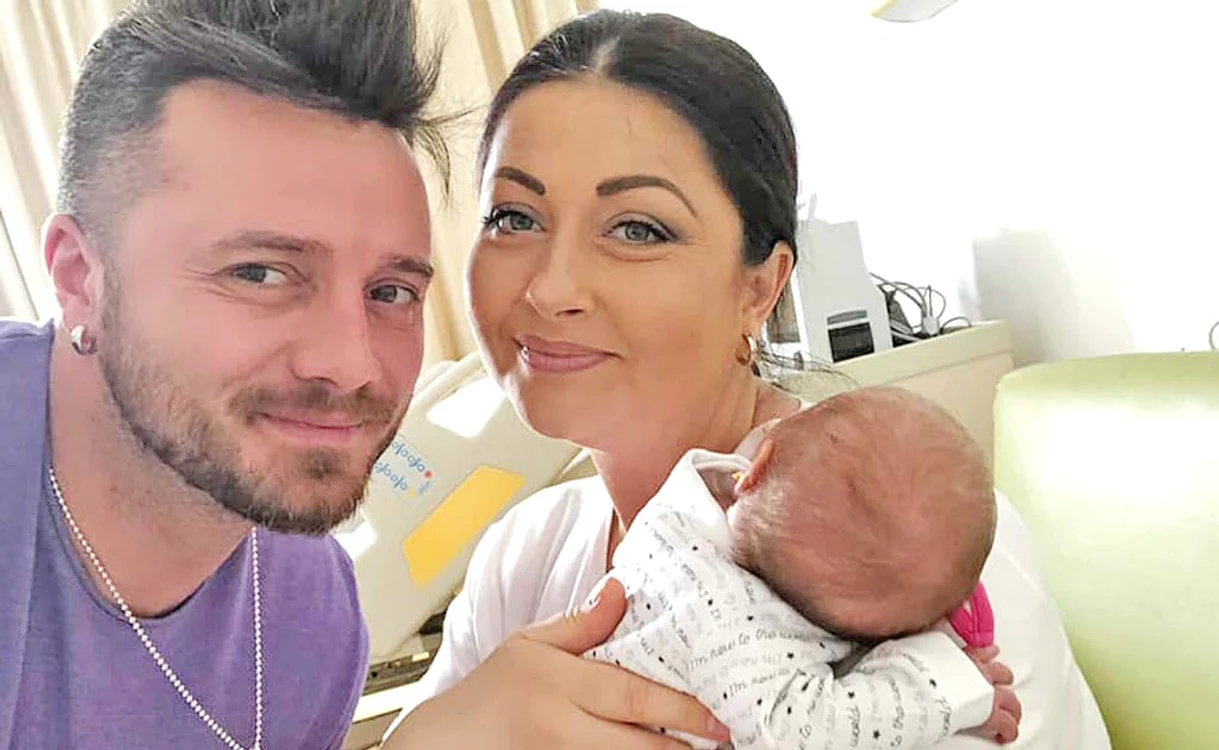 
    Tavi Clonda,  cu soţia lui,  Gabi Cristea,  şi cu micuţa  Iris ( o lună  şi jumătate)  