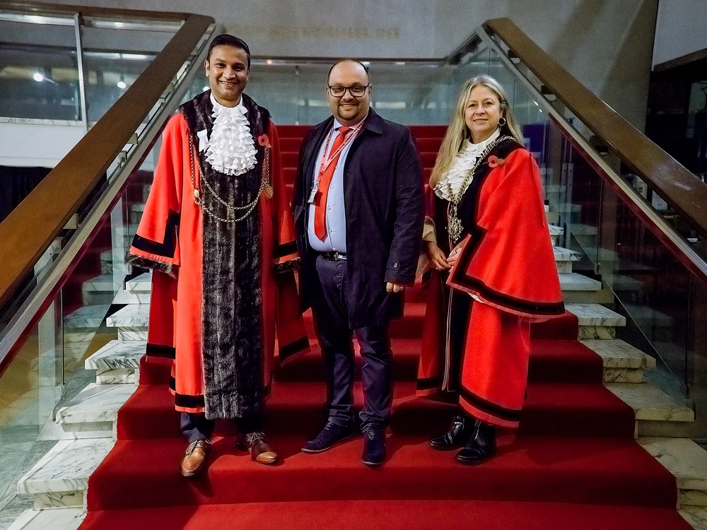 Nicu Ion împreună cu primarul Habib Rahman și primarul adjunct Karen Robinson. Foto: teleleu.eu
