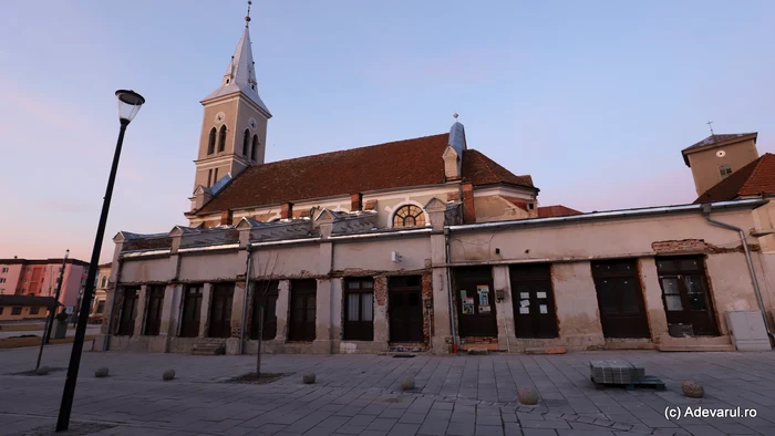 Centrul orașului Abrud, dominat de vechile biserici. Foto: Daniel Guță