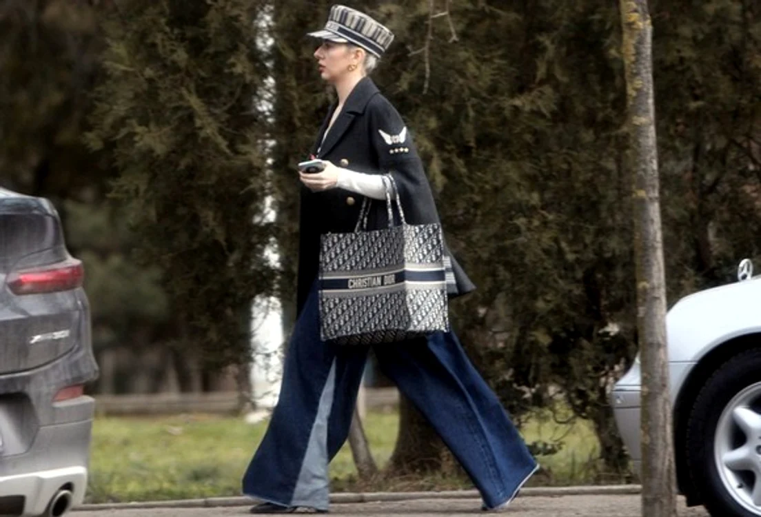 
    Lidia Buble nu se poate despărți de cadoul pe care l-a primit de la Răzvan: o geantă Christian DiorSursă foto: Blitz!  