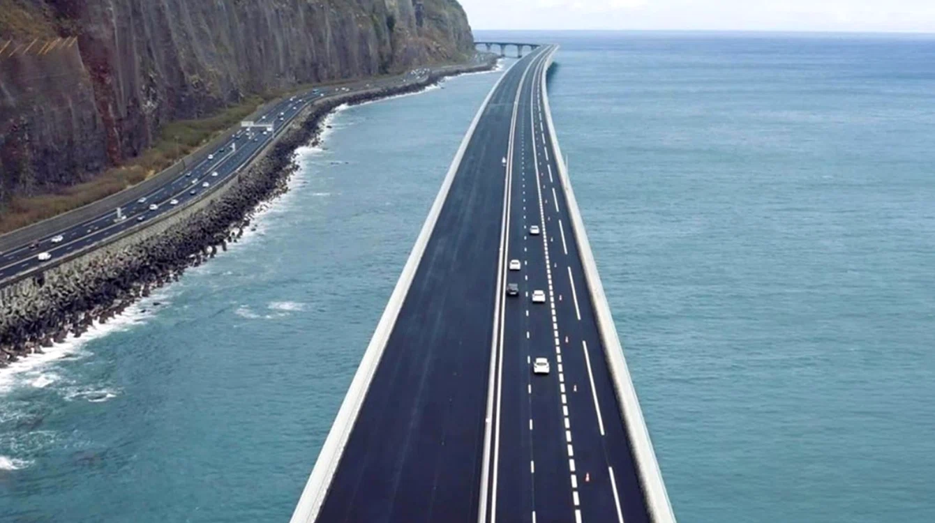 Cel mai scum drum din lume este în insula franceză Réunion din Africa. Foto. piataauto.md