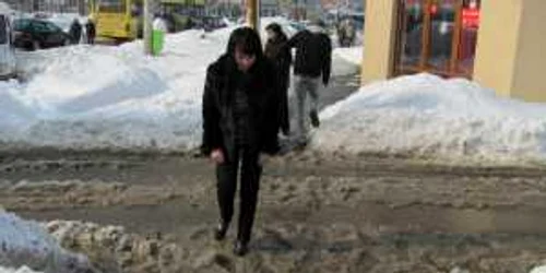 Inundaţii la trecerile de pietoni din Ploieşti