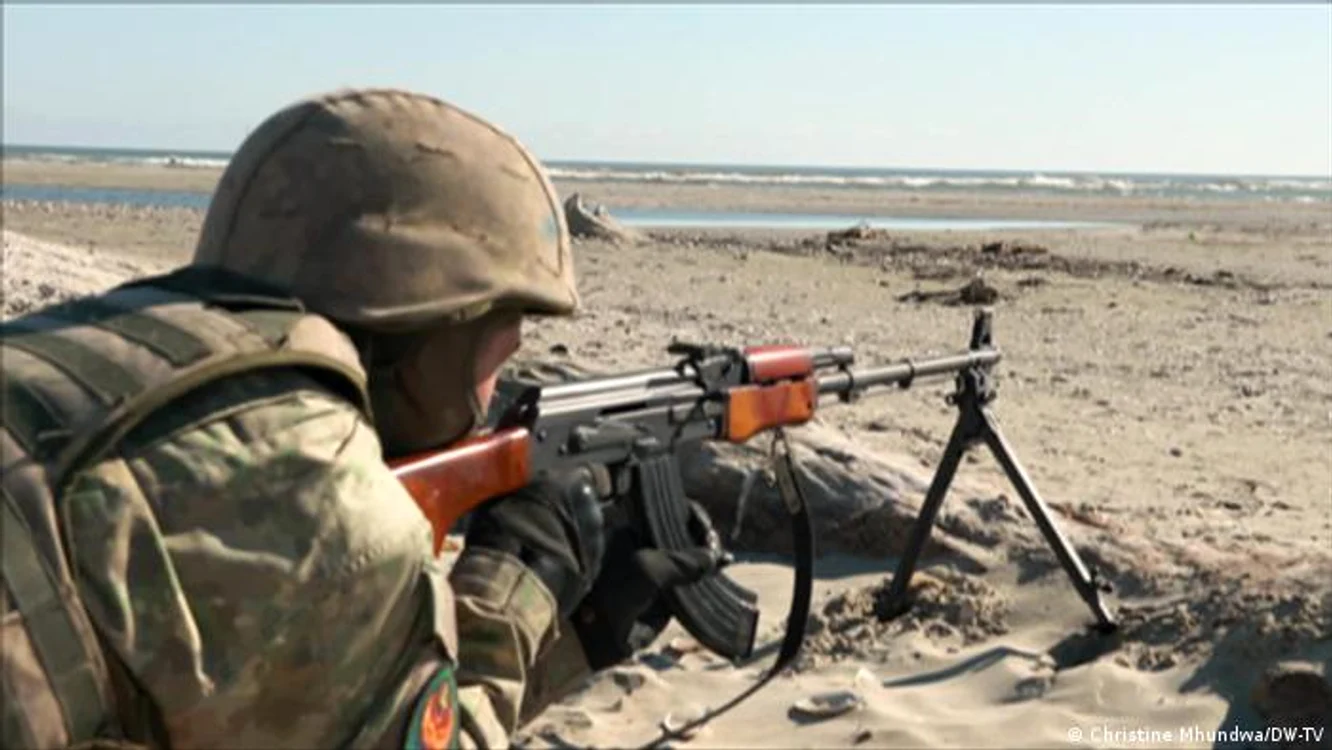 Un soldat român la un exercițiu militar în Delta Dunării