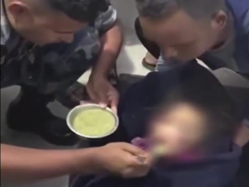 Imagini emoționante din Nepal: O fetiță de șase ani, salvată după ce a stat trei zile și trei nopți sub noroi în urma viiturilor