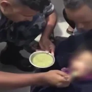 o fetita din nepal a fost salvata din noroi in urma alunecarilor de teren png