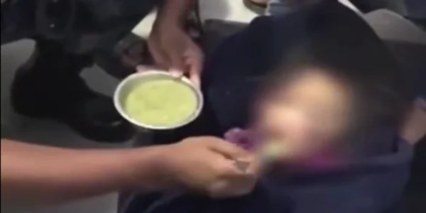 o fetita din nepal a fost salvata din noroi in urma alunecarilor de teren png