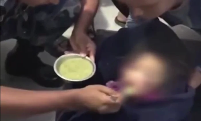 o fetita din nepal a fost salvata din noroi in urma alunecarilor de teren png