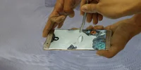Angajaţi Samsung Electronics Co fac o demonstraţie de utilizarea sub apă a aunui smartphone Samsung Galaxy Nota 7 în timpul evenimentului de lansare la sediul companiei din Seul Coreea de Sud FOTO AP / Ahn Young-joon