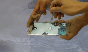 Angajaţi Samsung Electronics Co fac o demonstraţie de utilizarea sub apă a aunui smartphone Samsung Galaxy Nota 7  în timpul evenimentului de lansare la sediul companiei din Seul Coreea de Sud FOTO AP / Ahn Young-joon