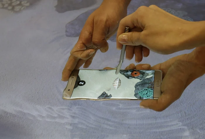 Samsung Galaxy Note 7 rezistă la apă, dar nu prea bine la încărcare. FOTO AP