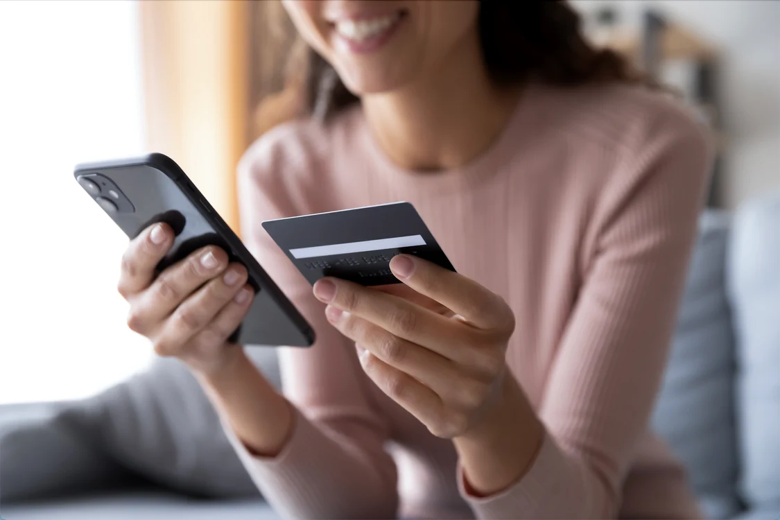 foto femeie care face cumparaturi cu cardul online