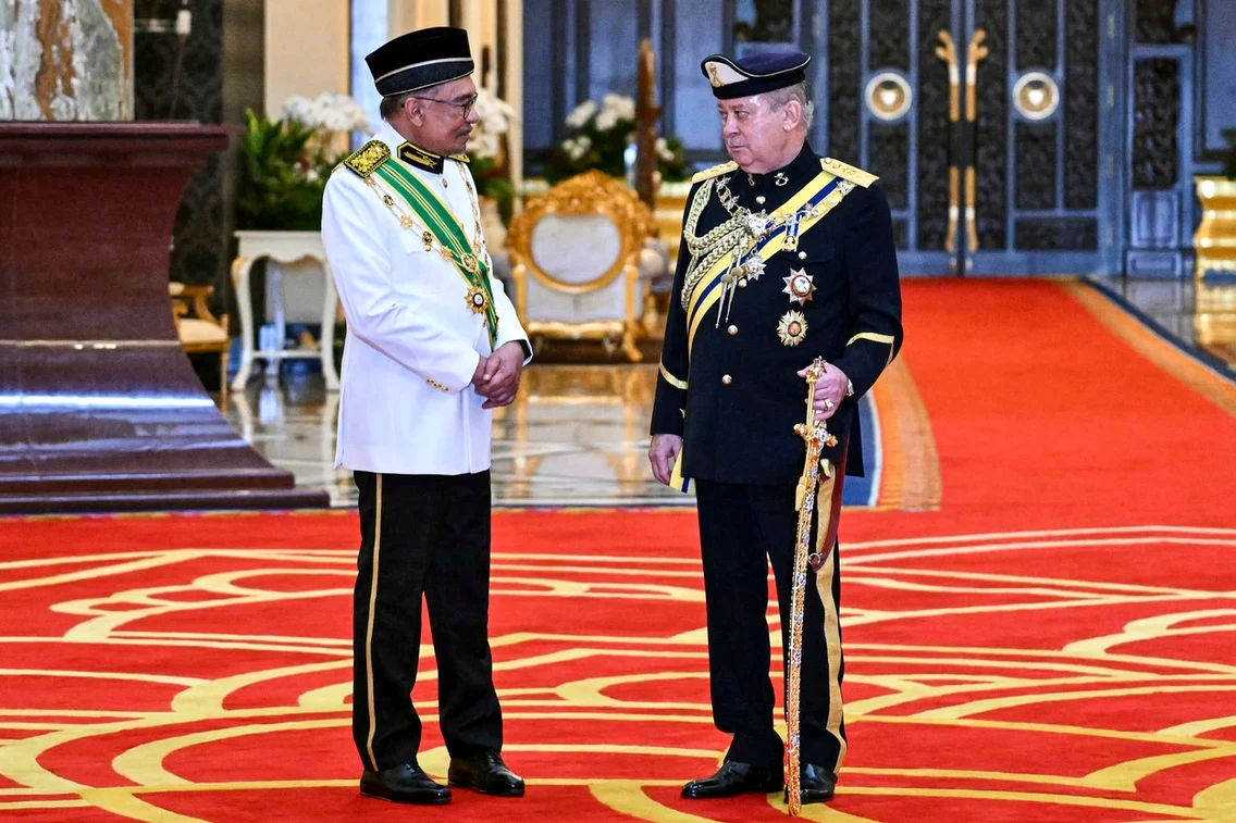 Sultanul Ibrahim Iskandar, Regele Malaeziei, și premierul Anwar Ibrahim. FOTO: Profimedia