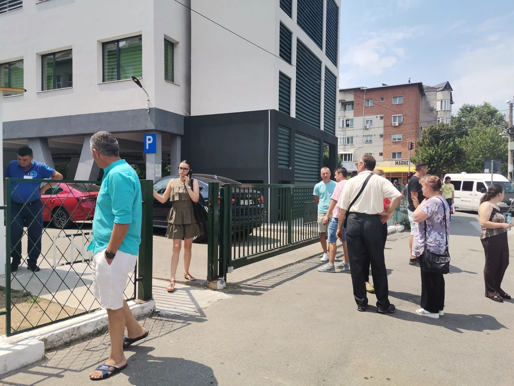 Pe candidați i-au așteptat la ieșirea din sala de examen rude și prieteni FOTO: Alina Mitran