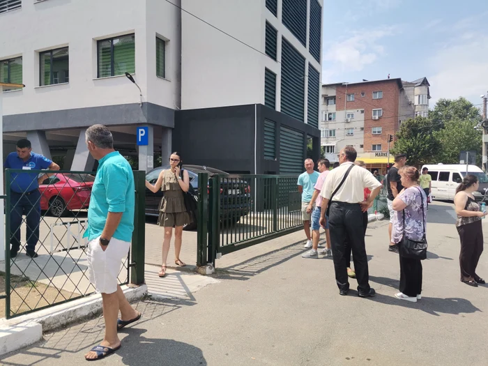 Pe candidați i-au așteptat la ieșirea din sala de examen rude și prieteni FOTO: Alina Mitran