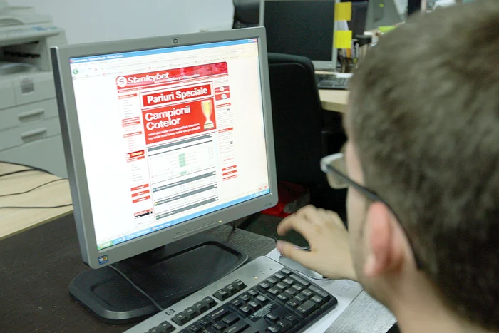 Circa 200 de români au fost amendaţi pentru că au jucat pe site-uri fără licenţă