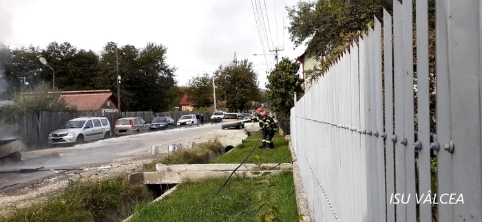 Explozie în trafic urmată de un incendiu cu doi răniți pe o stradă din Horezu Foto ISU Vâlcea