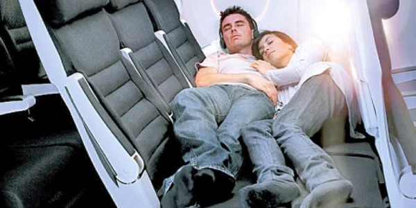 Un cuplu se poate odihni pe canapeaua extensibilă din aeronavă  