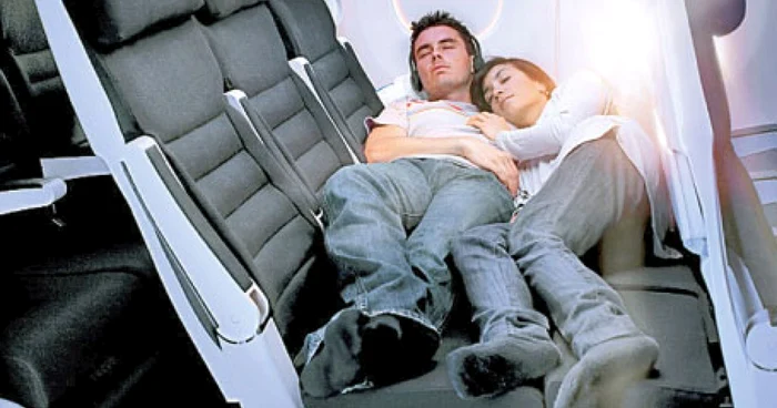Un cuplu se poate odihni pe canapeaua extensibilă din aeronavă