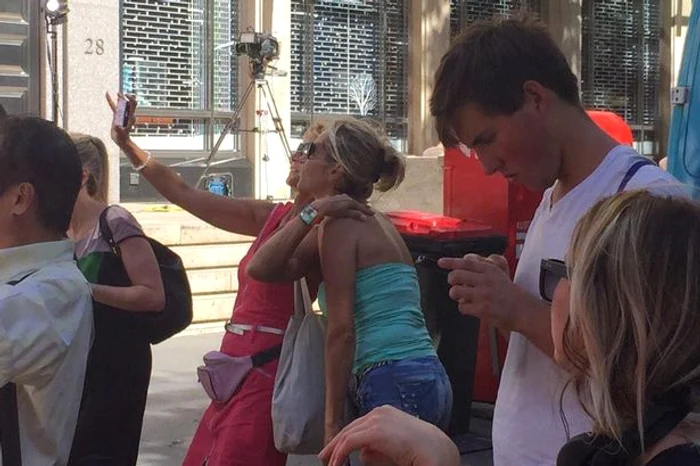 
    Trei amici şi-au făcut un selfie în faţa cordonului de poliţieFoto: Arhiva personală  