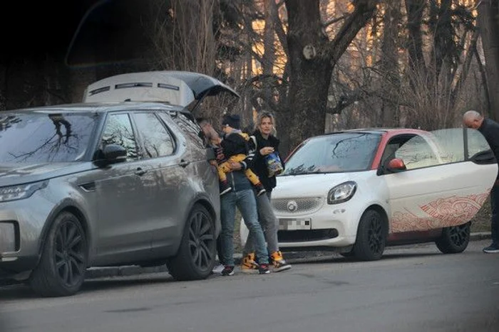 Soții au scos la plimbare și copiii, și noul bolid de lux pe care l-au achiziționat 