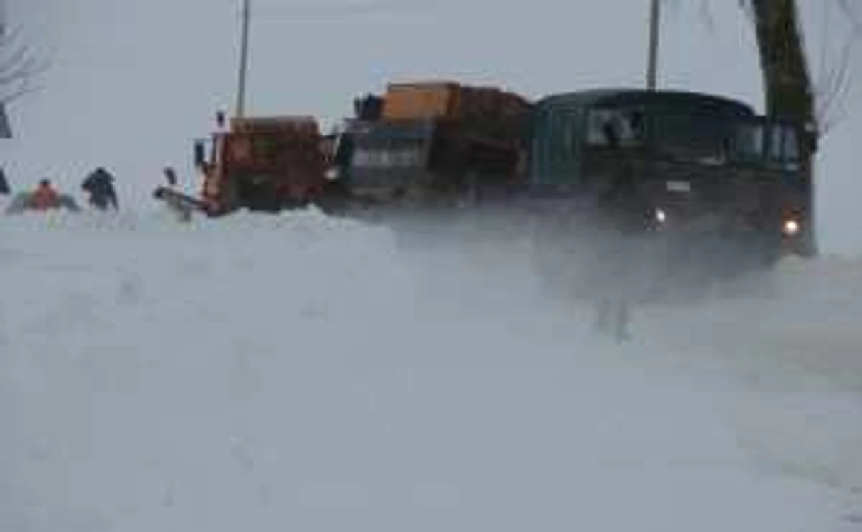Ninsoarea a îngreunat circulaţia pe drumurile naţionale. Foto: arhivă