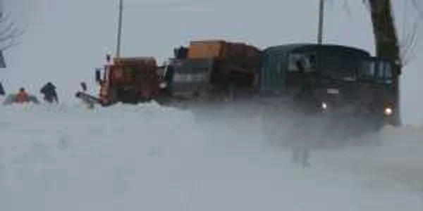 Ninsoarea a îngreunat circulaţia pe drumurile naţionale. Foto: arhivă