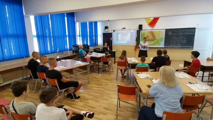 Cursuri de limba română la Slatina pentru copiii românilor din Serbia. Sursa Dalia Cârstea