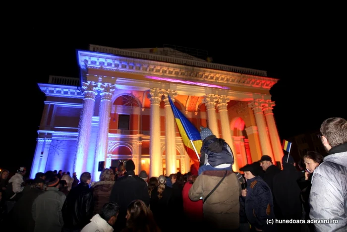 Casa de cultură a fost iluminată în culorile drapelului naţional. FOTO: Daniel Guţă. ADEVĂRUL.