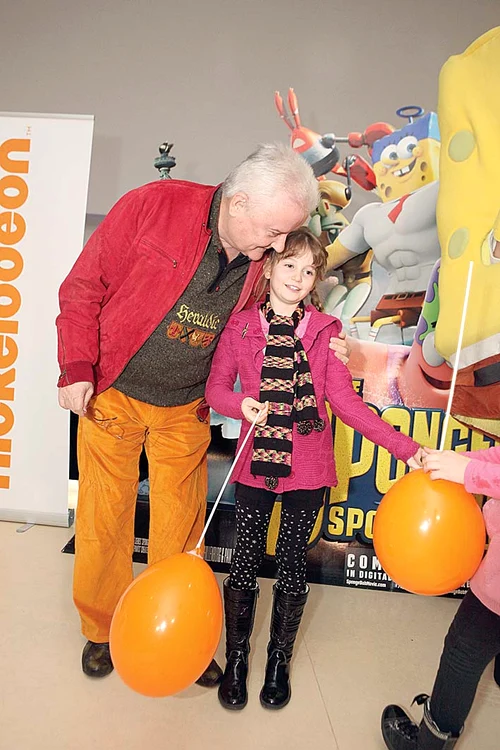 
    Irinel se ocupă ca fetiţa lui să ia lecţii de pictură, canto, pian şi înot foto: Click!  