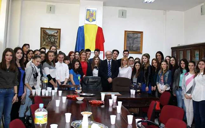 La final zilei, elevii hasdeieni s-au fotografiat alături de avocaţii din Baroul Buzău FOTO: Adevărul.ro