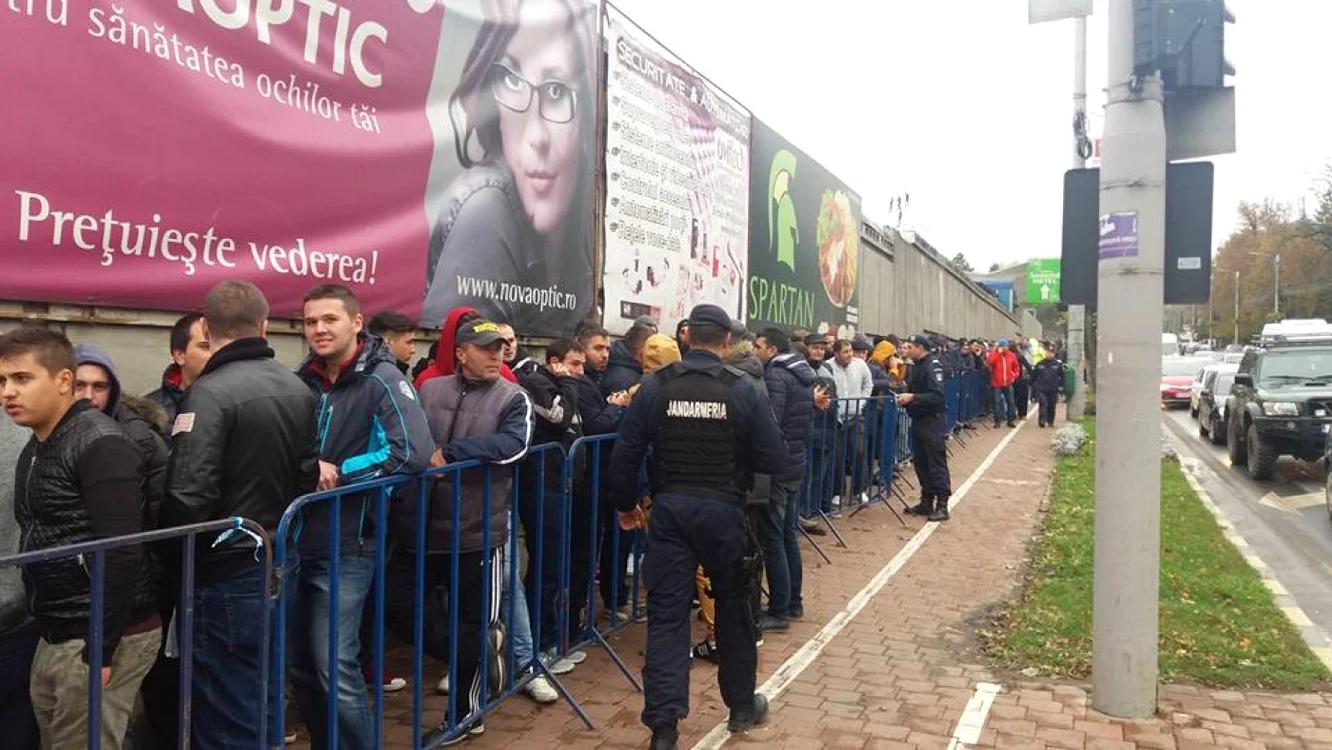Mii de oameni stau la coadă pentru a cumpăra bilete pentru meciul dintre Foresta şi Steaua Bucureşti. FOTO Dănuţ Zuzeac