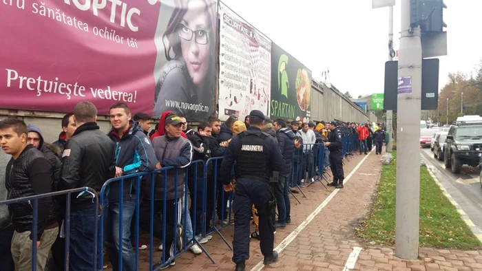 Mii de oameni stau la coadă pentru a cumpăra bilete pentru meciul dintre Foresta şi Steaua Bucureşti. FOTO Dănuţ Zuzeac