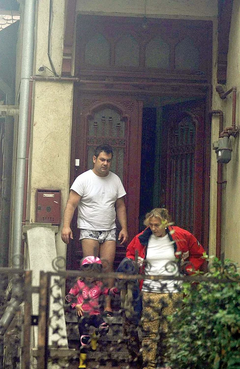 Ionuţ s-a mutat în vila tatălui