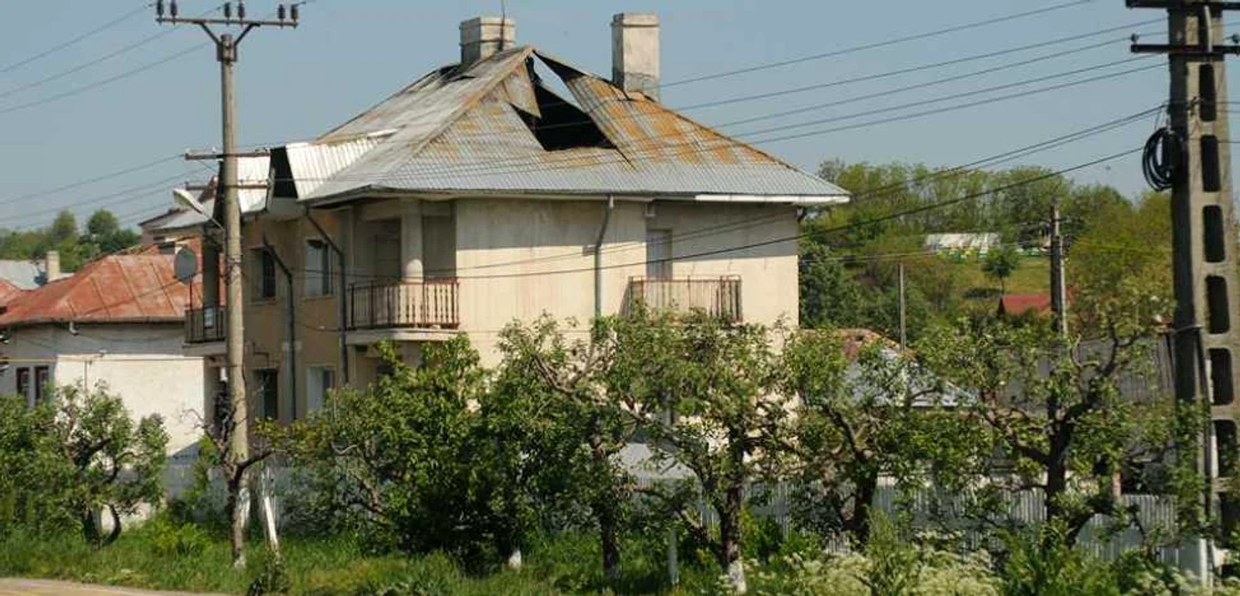 Potrivit pompierilor, o suprafaţă 200 de metri din acoperiş a fost deteriorată