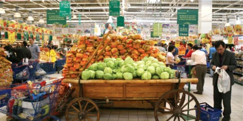 Din ce în ce mai mulţi români îşi fac liste de cumpărături pentru a cheltui cât mai puţin