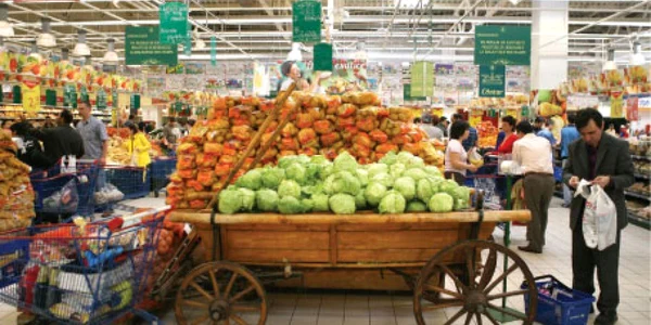 Din ce în ce mai mulţi români îşi fac liste de cumpărături pentru a cheltui cât mai puţin