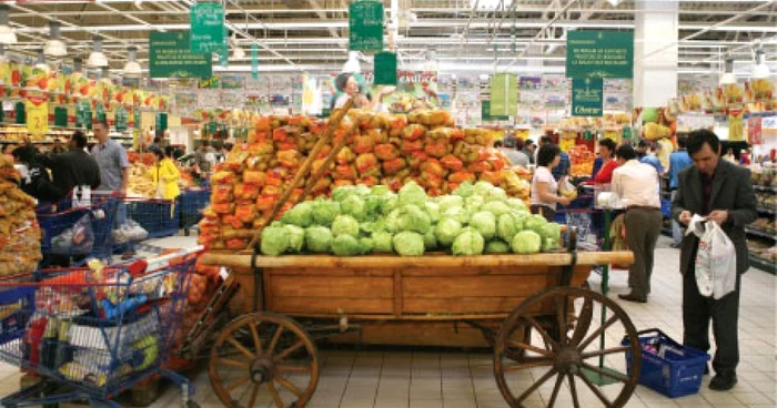 Din ce în ce mai mulţi români îşi fac liste de cumpărături pentru a cheltui cât mai puţin