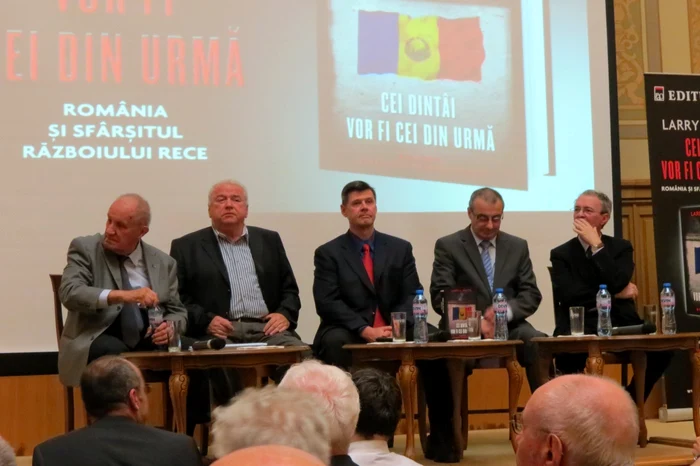 Larry Watts a prezentat public a doua carte despre România FOTO Adevărul - de la stânga la dreapta: Dinu Giurescu, Ioan Talpeş, Larry Watts. Teodor Frunzeti, Mihai Retegan