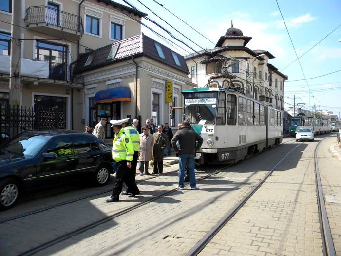 Patru tramvaie care mergeau pe sensul spre sud au răma blocate în trafic. FOTO Dana Mihai