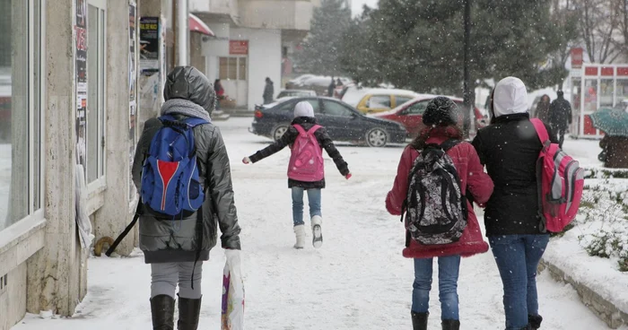 Aproape 2.000 de elevi stau luni acasa, din cauza frigului