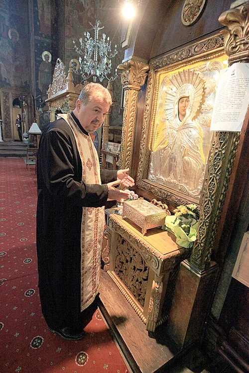 De la această raclă a fost furat capacul din argint