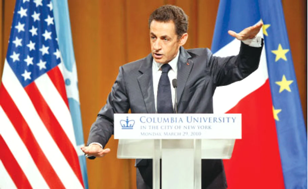 „Uite atât sunt de mic în realitate“, pare să le spună Sarkozy studenţilor de la Universitatea Columbia 